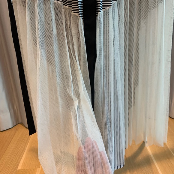 Gorgeous midi dress with pleating details. - Picture 7 of 8